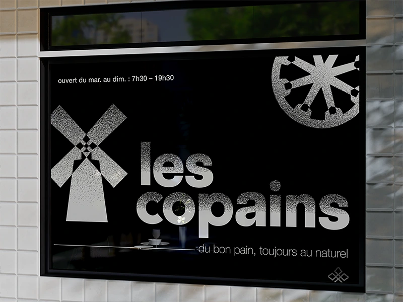 Identité visuelle sur vitrine boutique de Les Copains, boulangerie artisanale